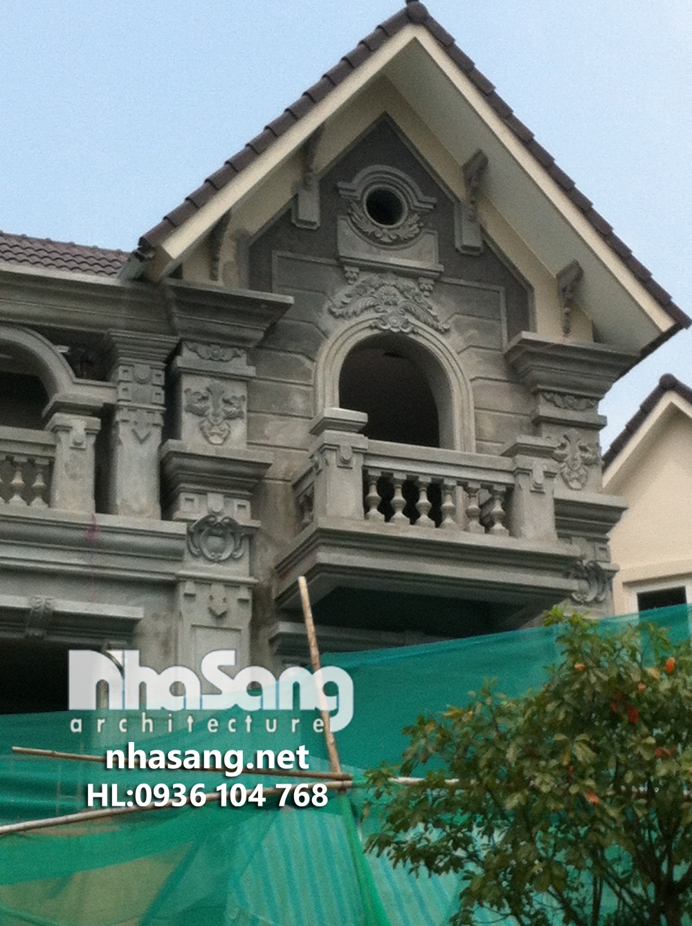 thi-cong-biet-thu-phap-tan-co-dien-dep